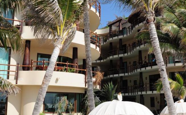 Фото отеля El Taj Oceanfront & Beachside Condos Hotel
