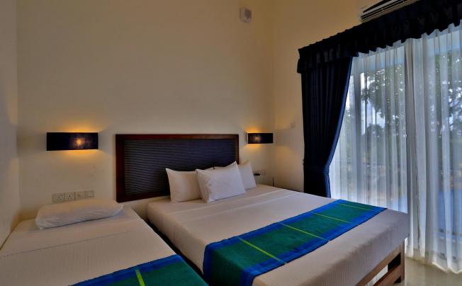 Фото отеля The Blue Wave hotel