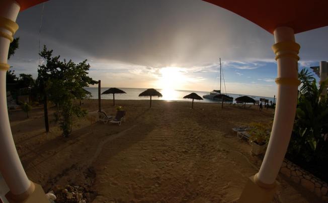 Фото отеля Beachcomber club & spa