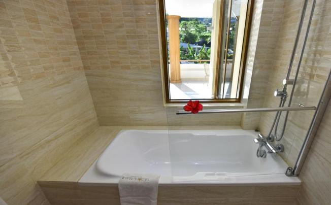 Фото отеля Crown Beach Hotel