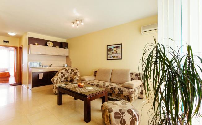 Фото отеля Bright House Apartments