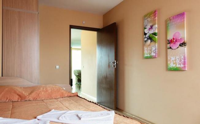 Фото отеля Bright House Apartments