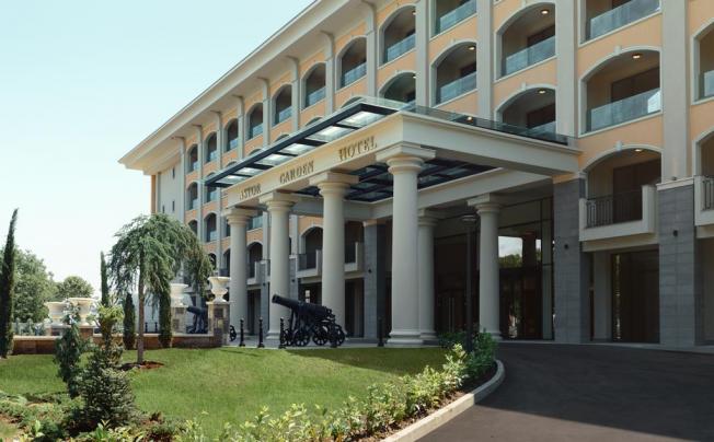 Фото отеля Astor Garden hotel
