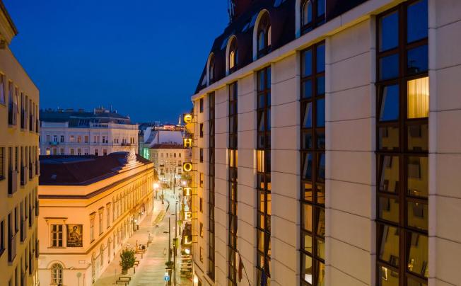 Фото отеля ERZSEBET HOTEL CITY CENTER 