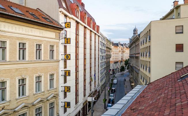 Фото отеля ERZSEBET HOTEL CITY CENTER 