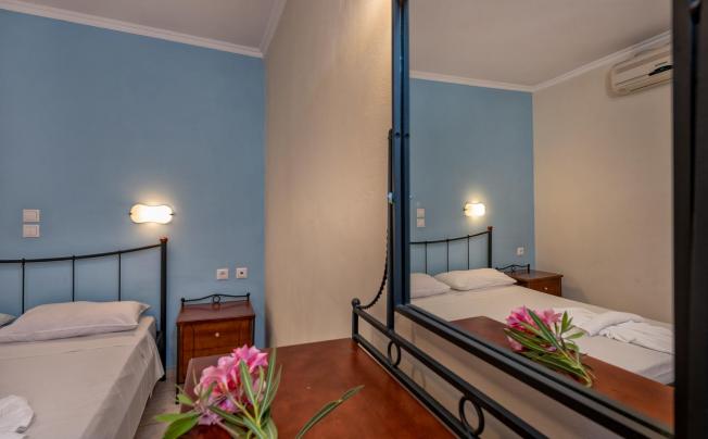 Фото отеля Tsiolis Studios & Apartments