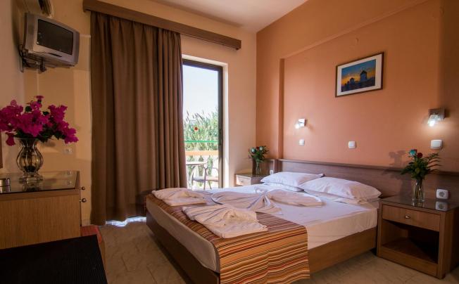 Фото отеля VILLA GEORGE STUDIOS 