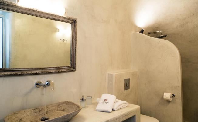 Фото отеля Adamant Suites