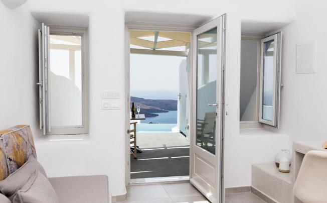 Фото отеля Adamant Suites