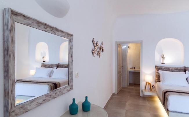 Фото отеля Adamant Suites