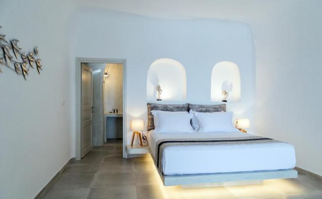 Фото отеля Adamant Suites