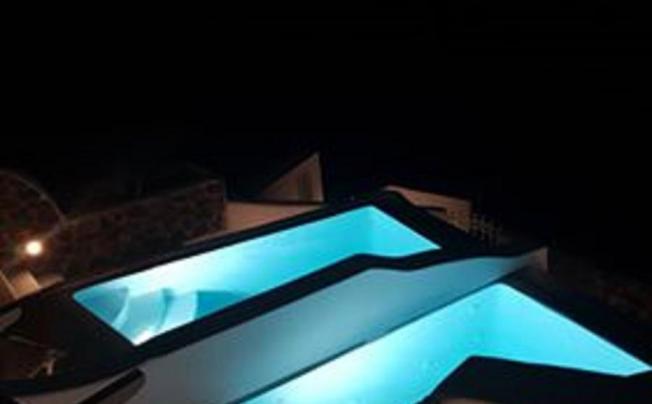 Фото отеля Adamant Suites