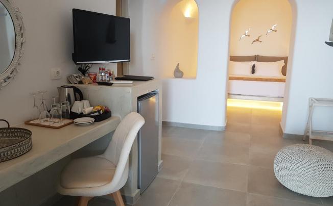 Фото отеля Adamant Suites