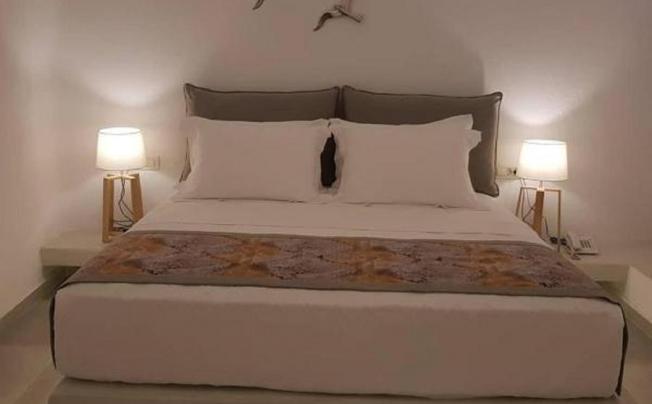 Фото отеля Adamant Suites