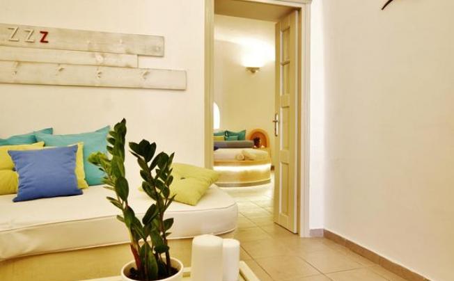 Фото отеля CHROMA SUITES