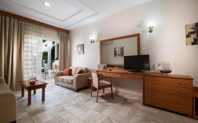 Фото отеля Porfi Beach Hotel