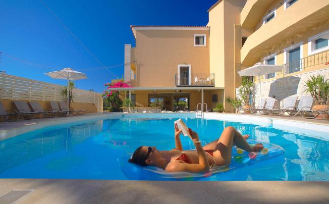 Фото отеля LA STELLA APARTMENTS & SUITES