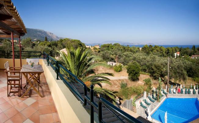Фото отеля VILLA YANNIS APARTMENTS & SUITES