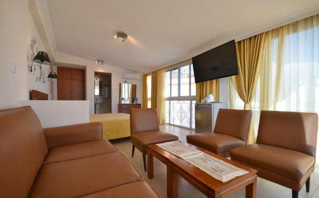 Фото отеля Golden Fox Studios and Suites