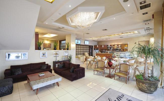 Фото отеля Crystal City Hotel