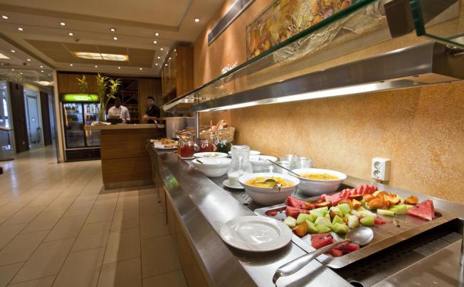 Фото отеля Crystal City Hotel