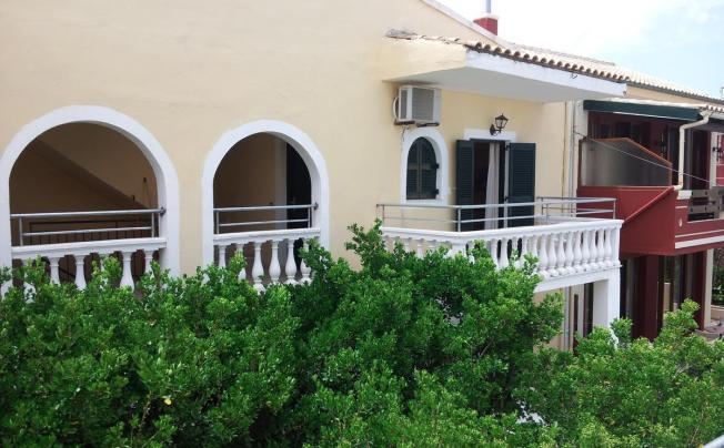 Фото отеля Salvanos Beachfront Apartments