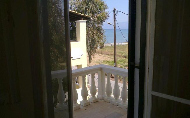 Фото отеля Salvanos Beachfront Apartments
