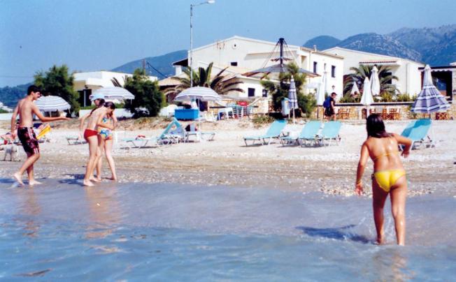 Фото отеля Salvanos Beachfront Apartments