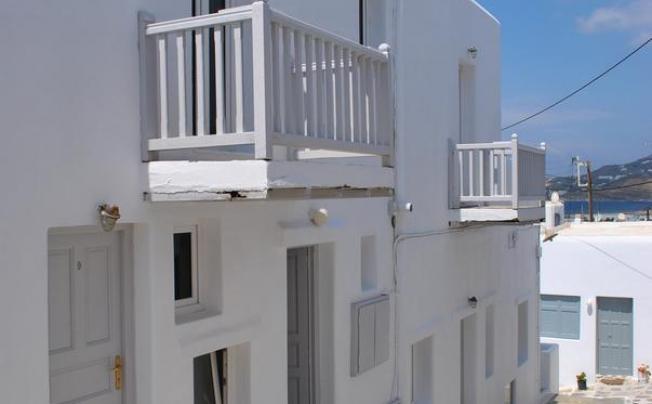 Фото отеля Madres Apartments