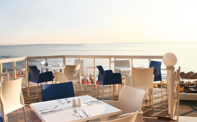 Фото отеля Evelyn Beach Hotel