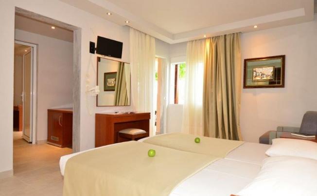 Фото отеля Sousouras Hotel & Bungalows