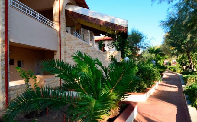 Фото отеля Sousouras Hotel & Bungalows