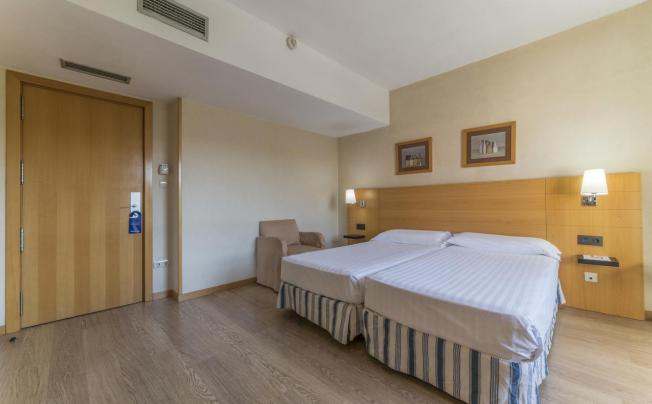 Фото отеля Infanta Mercedes Hotel