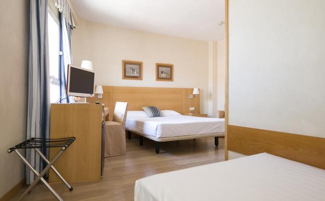 Фото отеля Infanta Mercedes Hotel