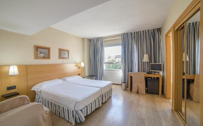 Фото отеля Infanta Mercedes Hotel