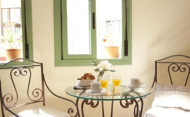 Фото отеля Ainb Las Ramblas - colon Apartments
