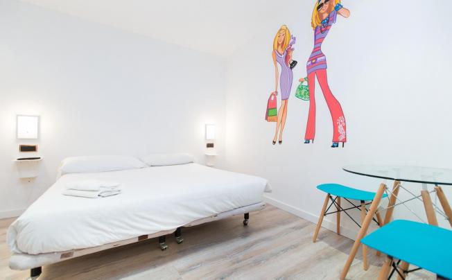 Фото отеля Ainb Las Ramblas - colon Apartments
