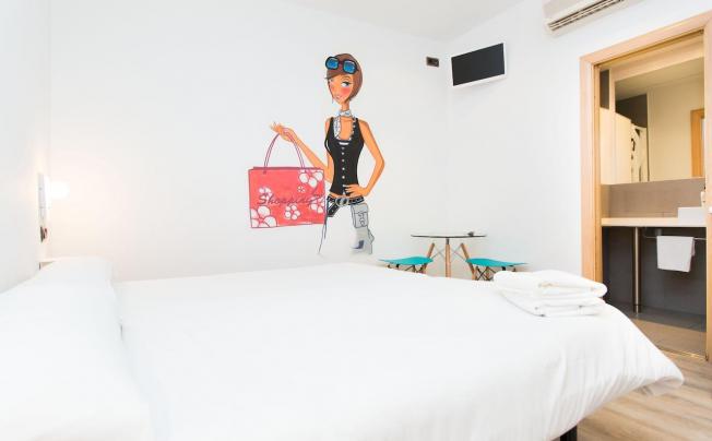 Фото отеля Ainb Las Ramblas - colon Apartments