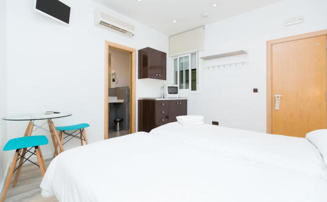 Фото отеля Ainb Las Ramblas - colon Apartments