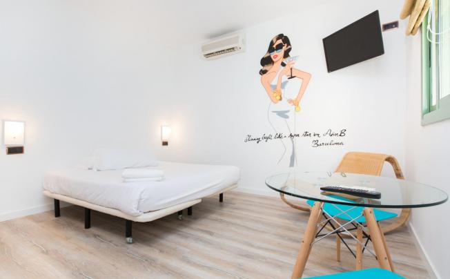 Фото отеля Ainb Las Ramblas - colon Apartments