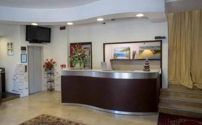 Фото отеля Crosal Hotel