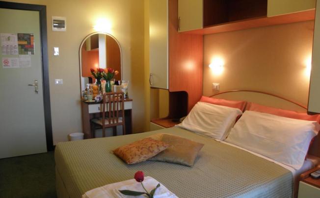 Фото отеля Crosal Hotel