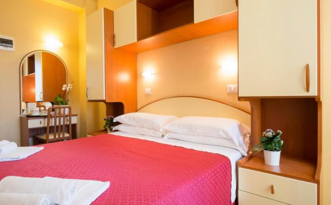 Фото отеля Crosal Hotel