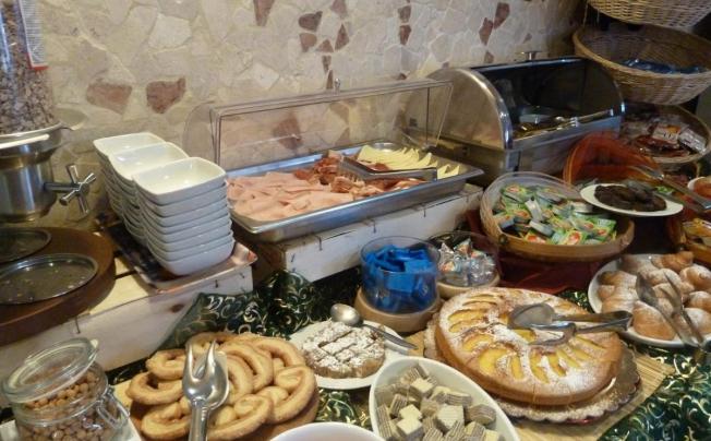 Фото отеля Crosal Hotel