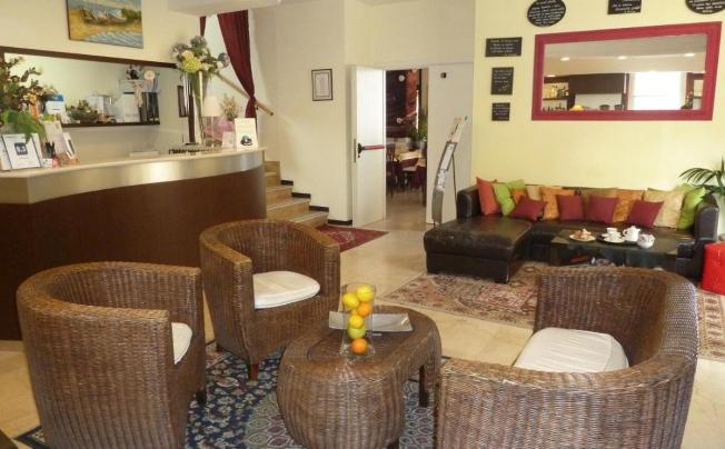 Фото отеля Crosal Hotel