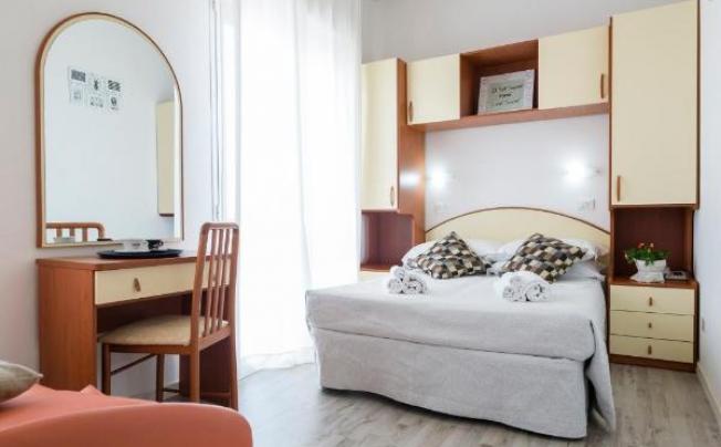 Фото отеля Crosal Hotel