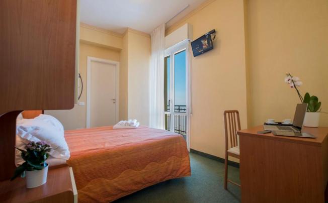 Фото отеля Crosal Hotel