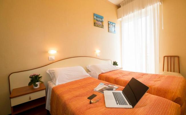 Фото отеля Crosal Hotel