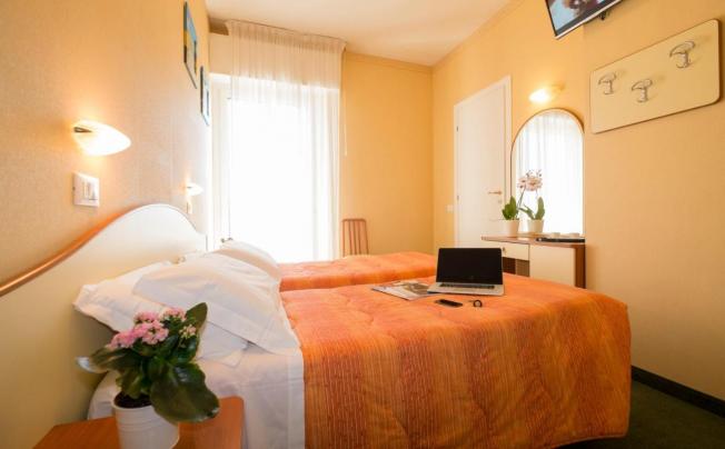 Фото отеля Crosal Hotel