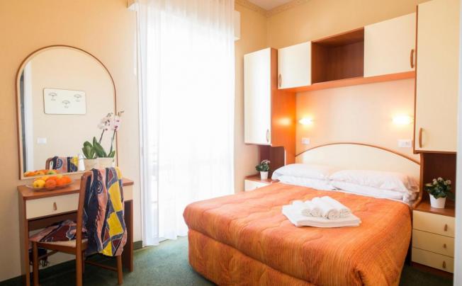 Фото отеля Crosal Hotel